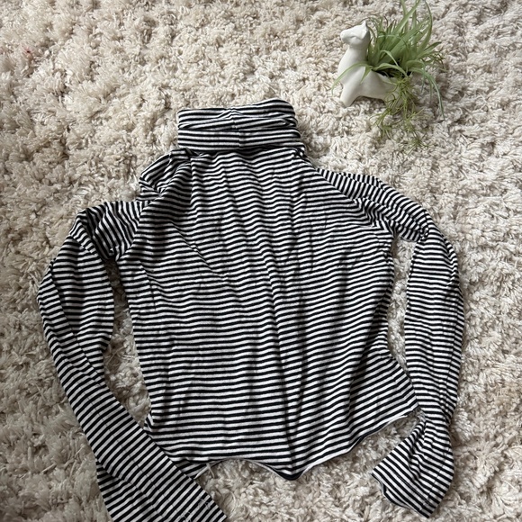 Cambridge Dry Goods Sweaters - Chic striped long Cambridge Dry Goods Black and White Striped turtleneck Long Sl